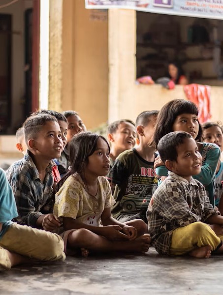 Groupe d'enfants écoutant leur professeur