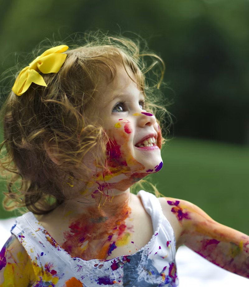 Enfant couvert de peinture