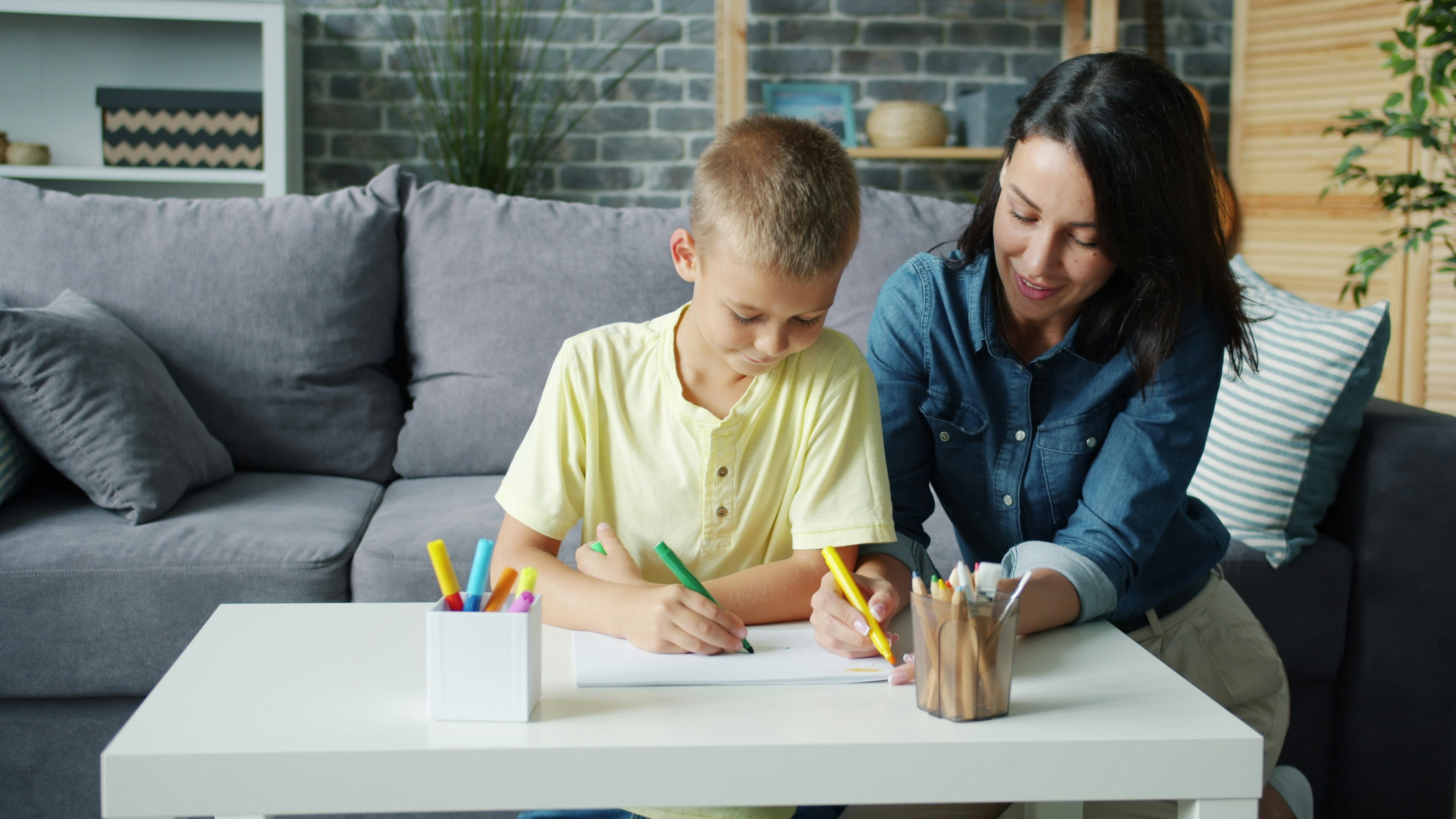Enfant et sa mère en pleine activité manuelle